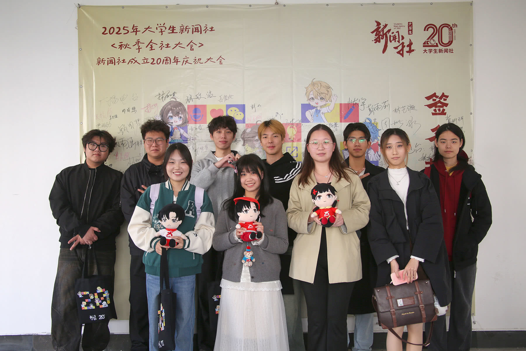 校网通成员与小中兄妹合影(摄影:常露丽嘉).jpg 校网通成员与小中兄妹合影(摄影:常露丽嘉).jpg