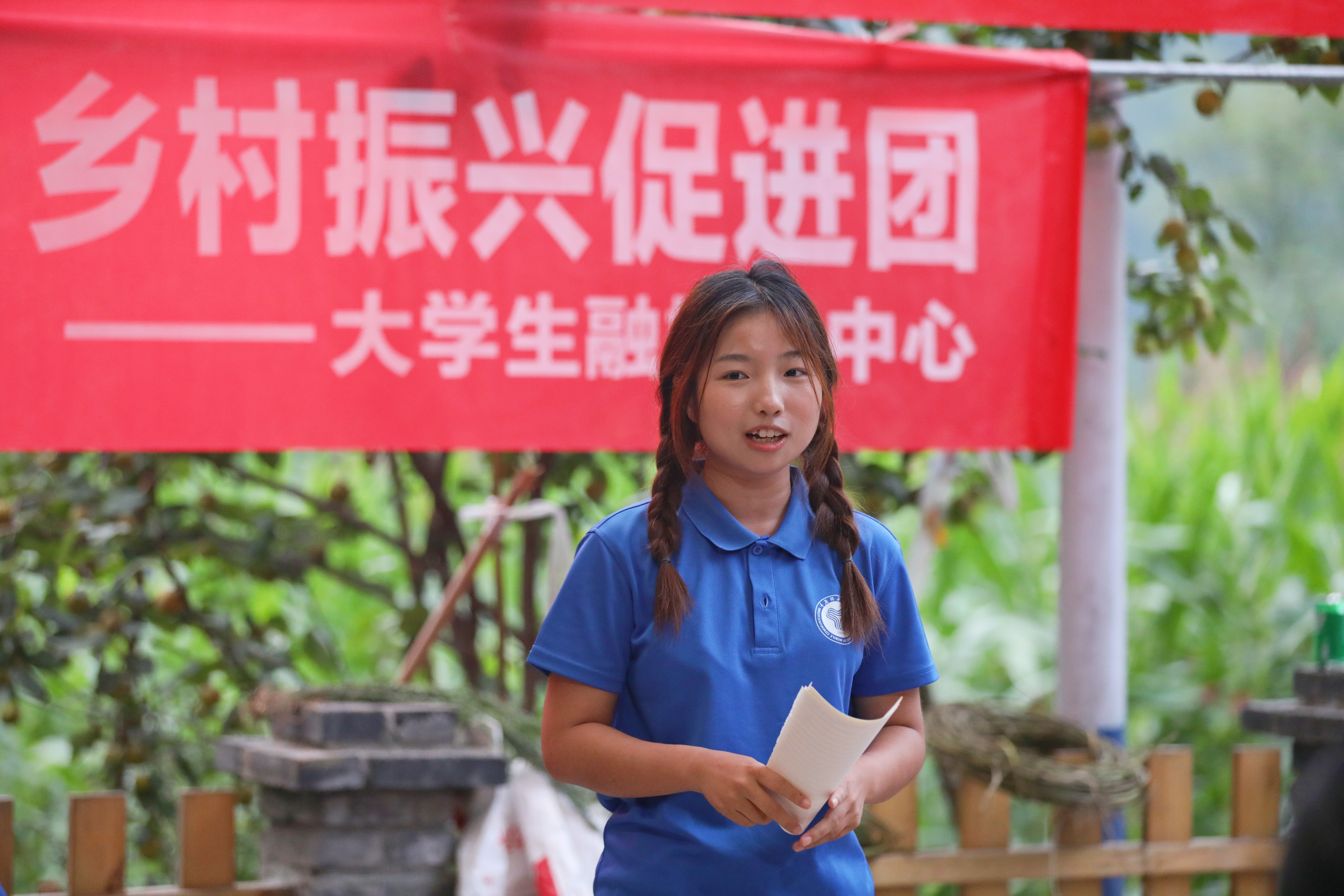 图3:图为团队成员在于村民分享防范知识1.jpg 图3:图为团队成员在于村民分享防范知识1.jpg