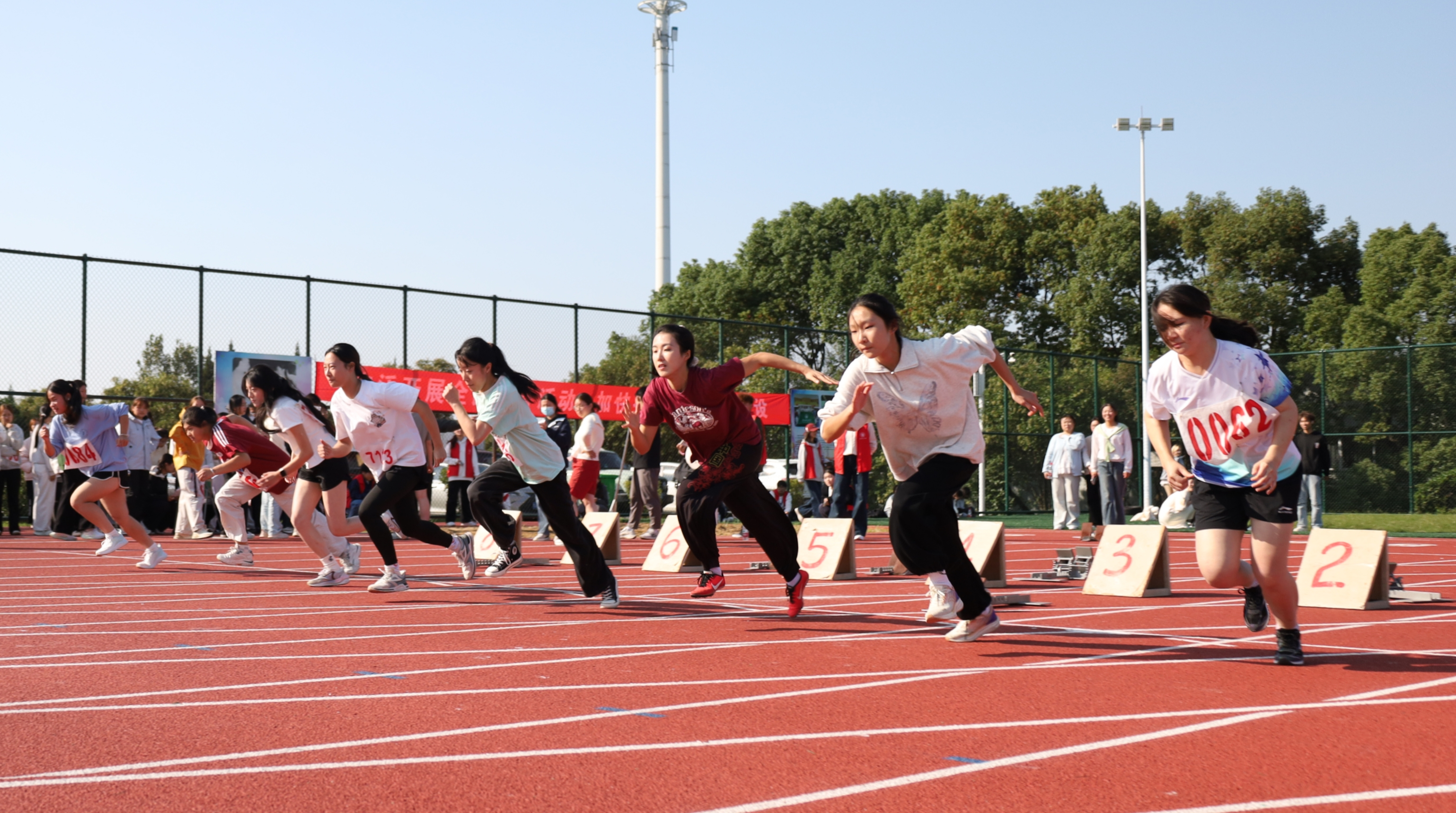 短跑赛道上，疾步一冲，是速度与风的共舞。