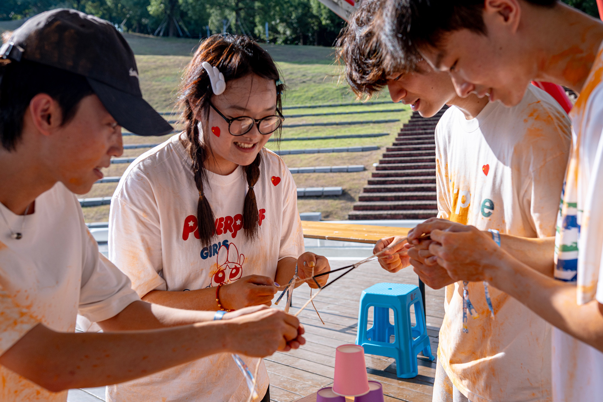 游戏打卡点“杯水鼎心”。合力运杯,叠塔成功。(摄影:谢军).jpg 游戏打卡点“杯水鼎心”。合力运杯,叠塔成功。(摄影:谢军).jpg