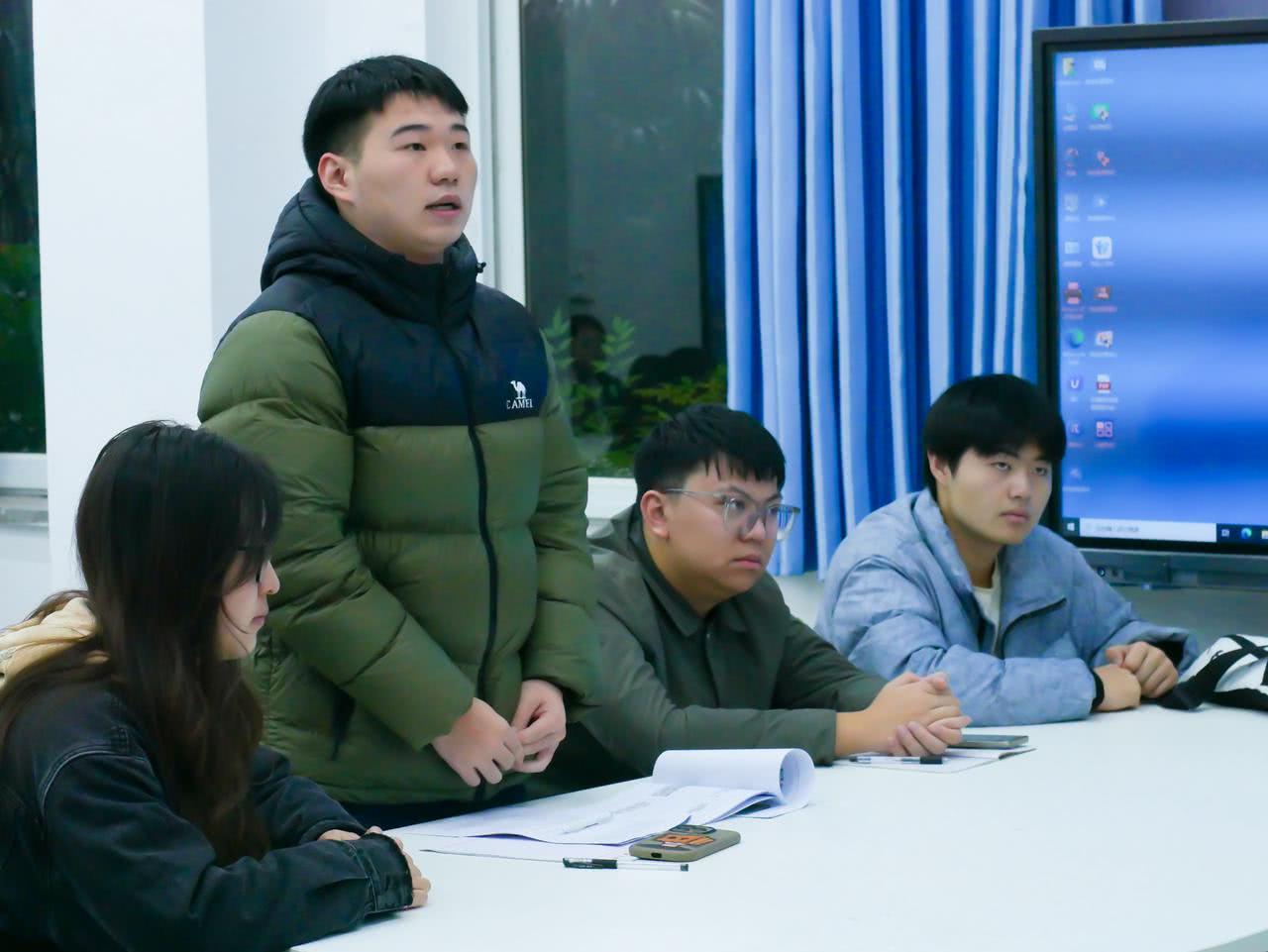 图为青马班学员回答问题.JPEG 图为青马班学员回答问题.JPEG