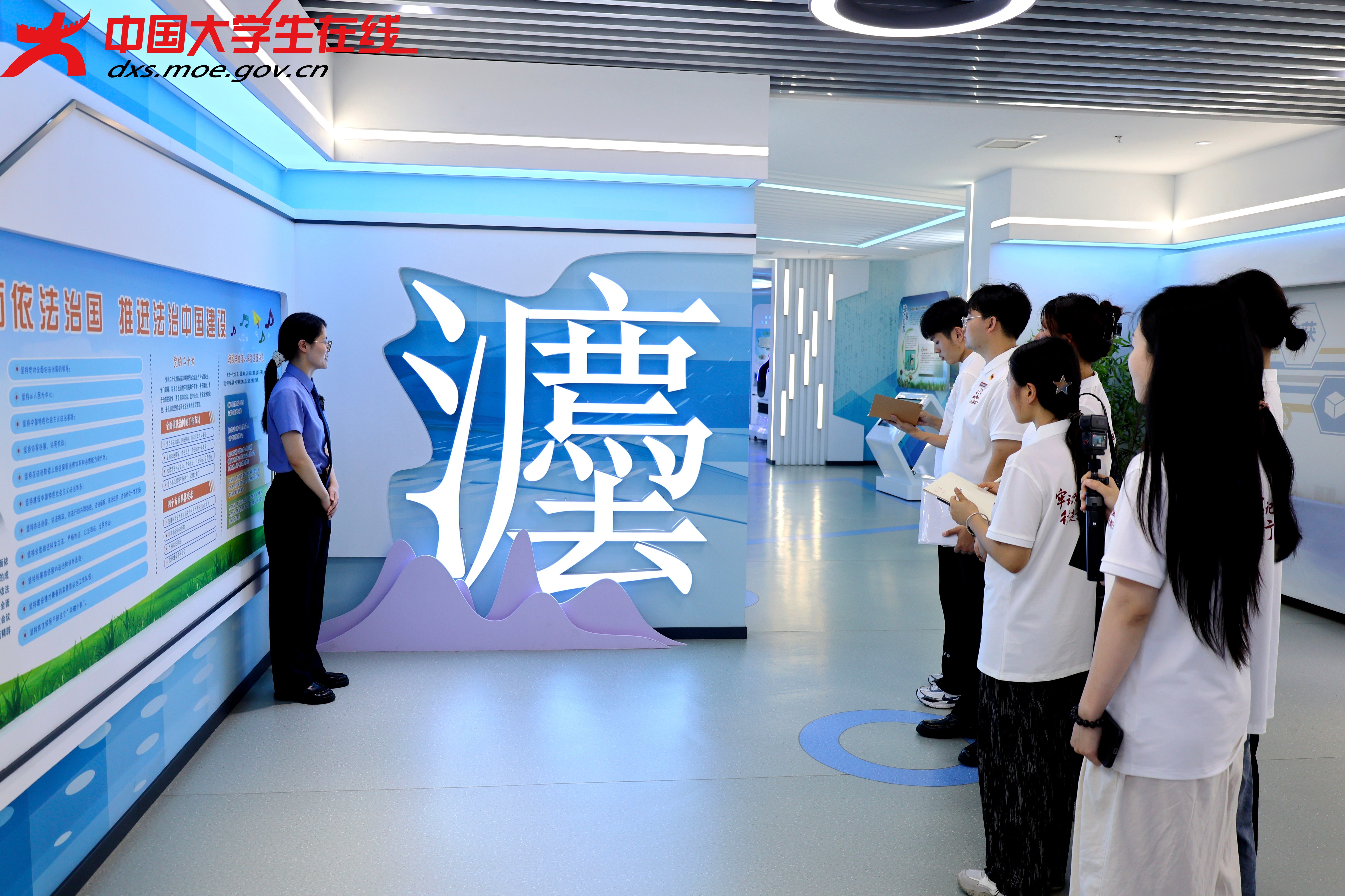 实践团在基地大厅聆听检察官讲解习近平法治思想相关内容(压缩).jpg