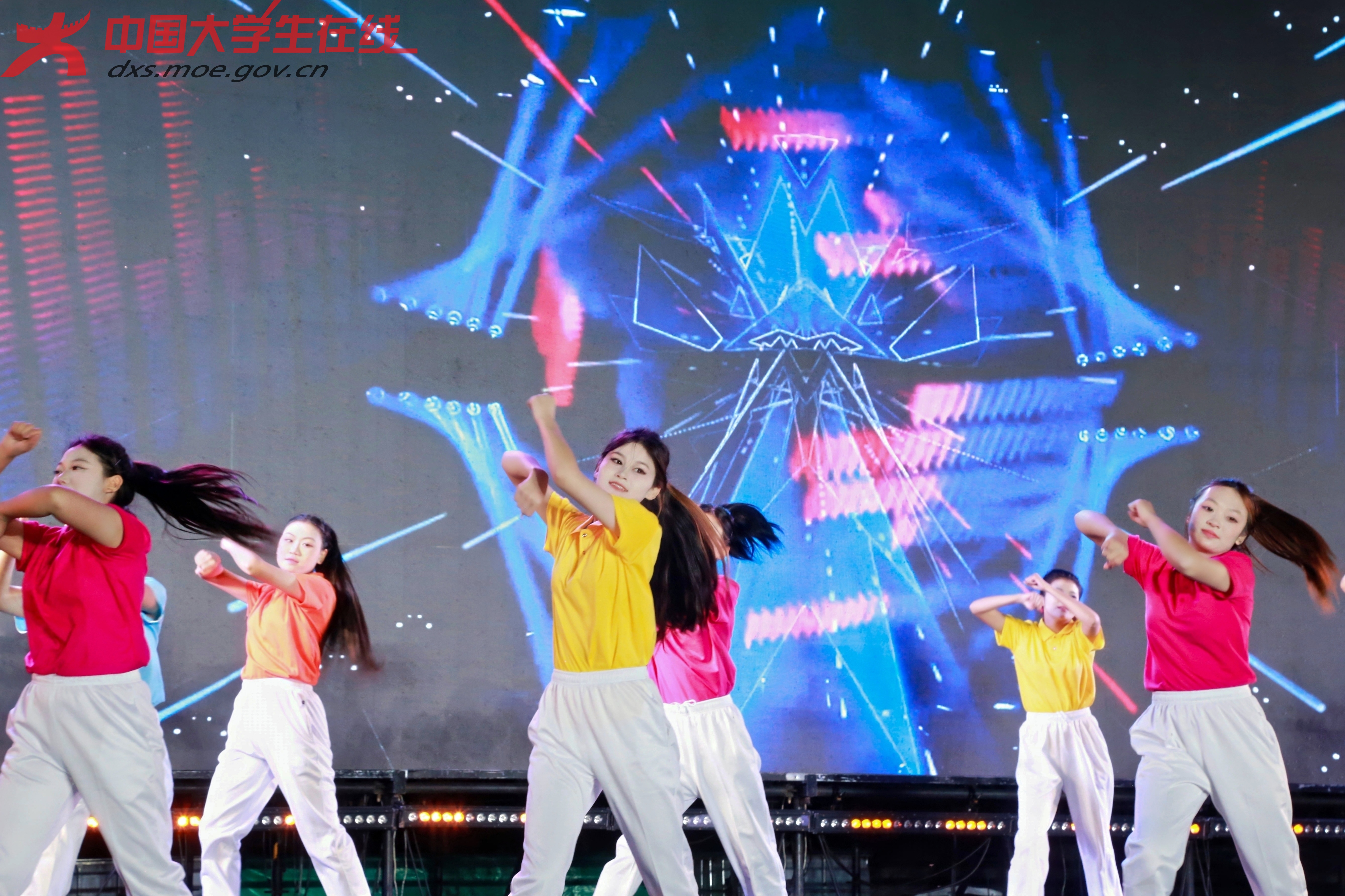 开场舞《奔向青春》