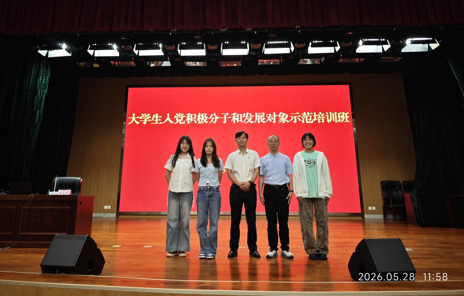 岳文飞与我校带队老师和参训学生合影.jpg 岳文飞与我校带队老师和参训学生合影.jpg