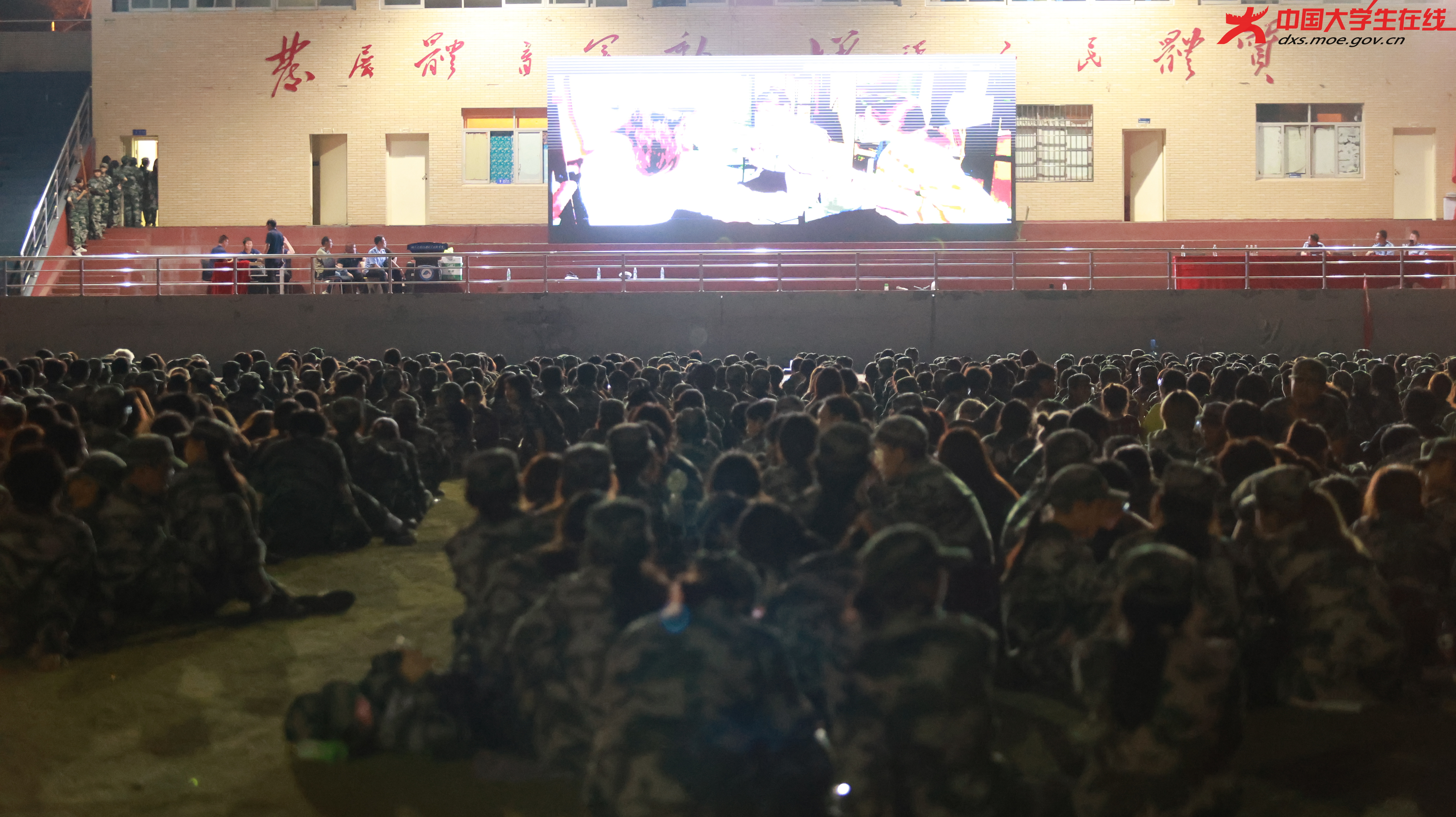 同学们在认真听讲