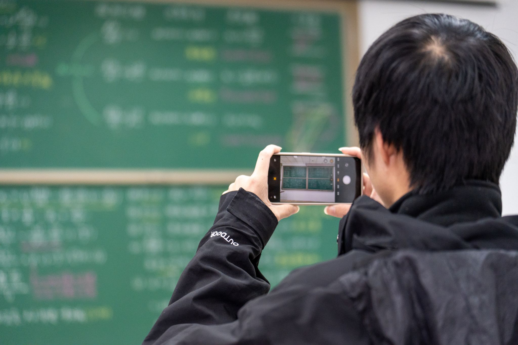 板书吸引学生拍照留存 胡梓轩摄影.jpg 板书吸引学生拍照留存 胡梓轩摄影.jpg