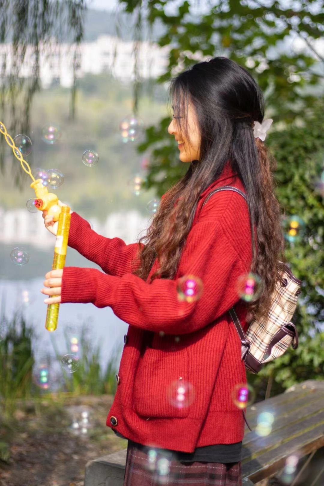 行走在暖阳下，轻松hold住秋冬氛围，时间就定格在了此刻。
西南科技大学李曌阳 摄