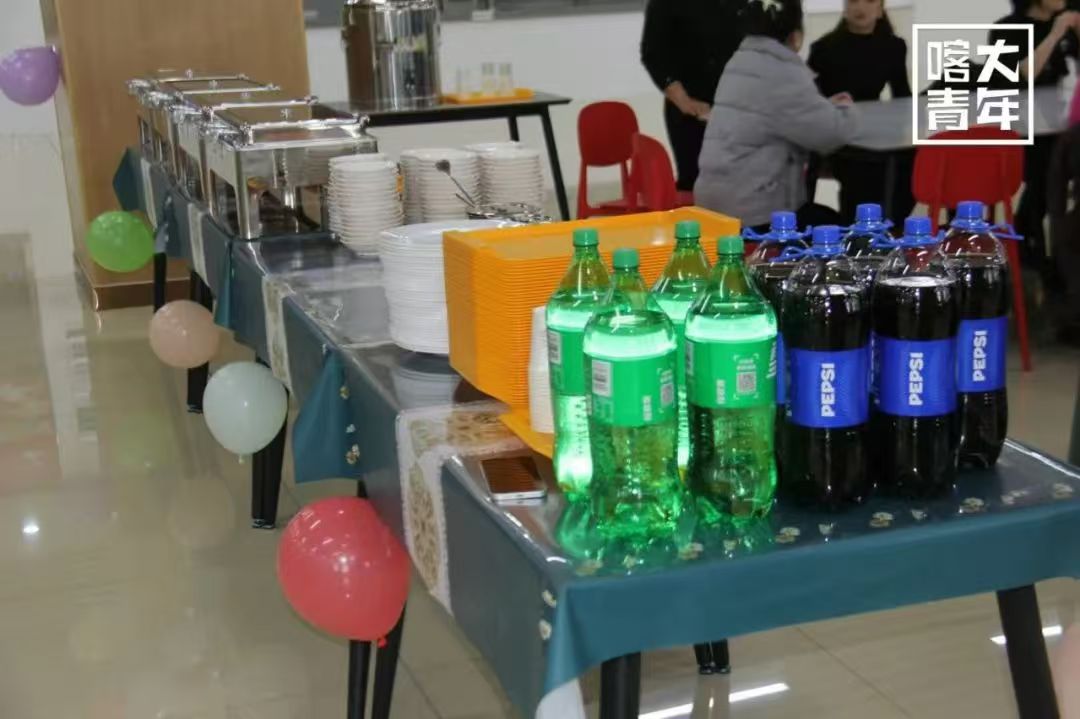 图为准备好的餐盘与饮料。王乐 供图