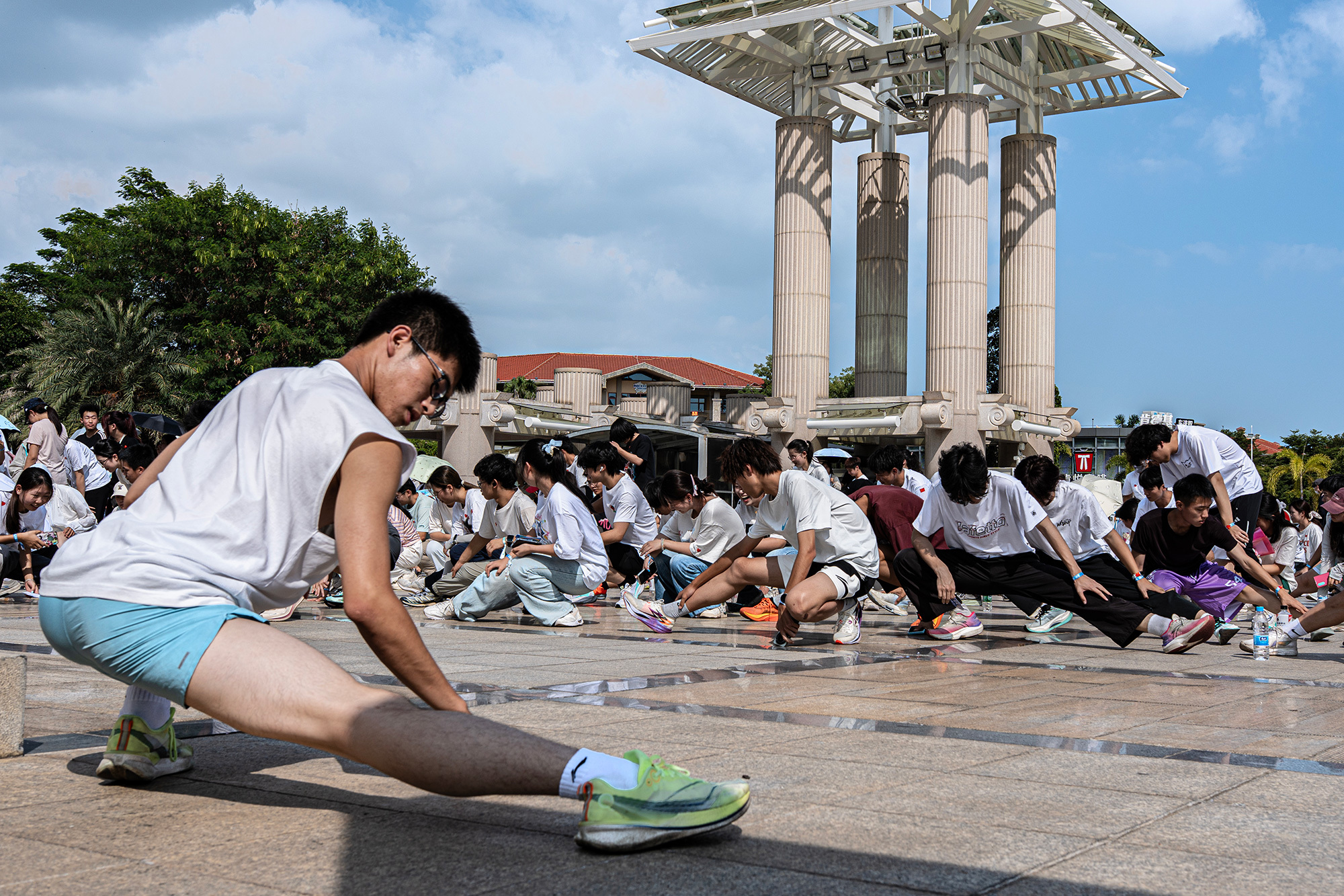 拉伸、热身。(摄影:谢军).jpg 拉伸、热身。(摄影:谢军).jpg