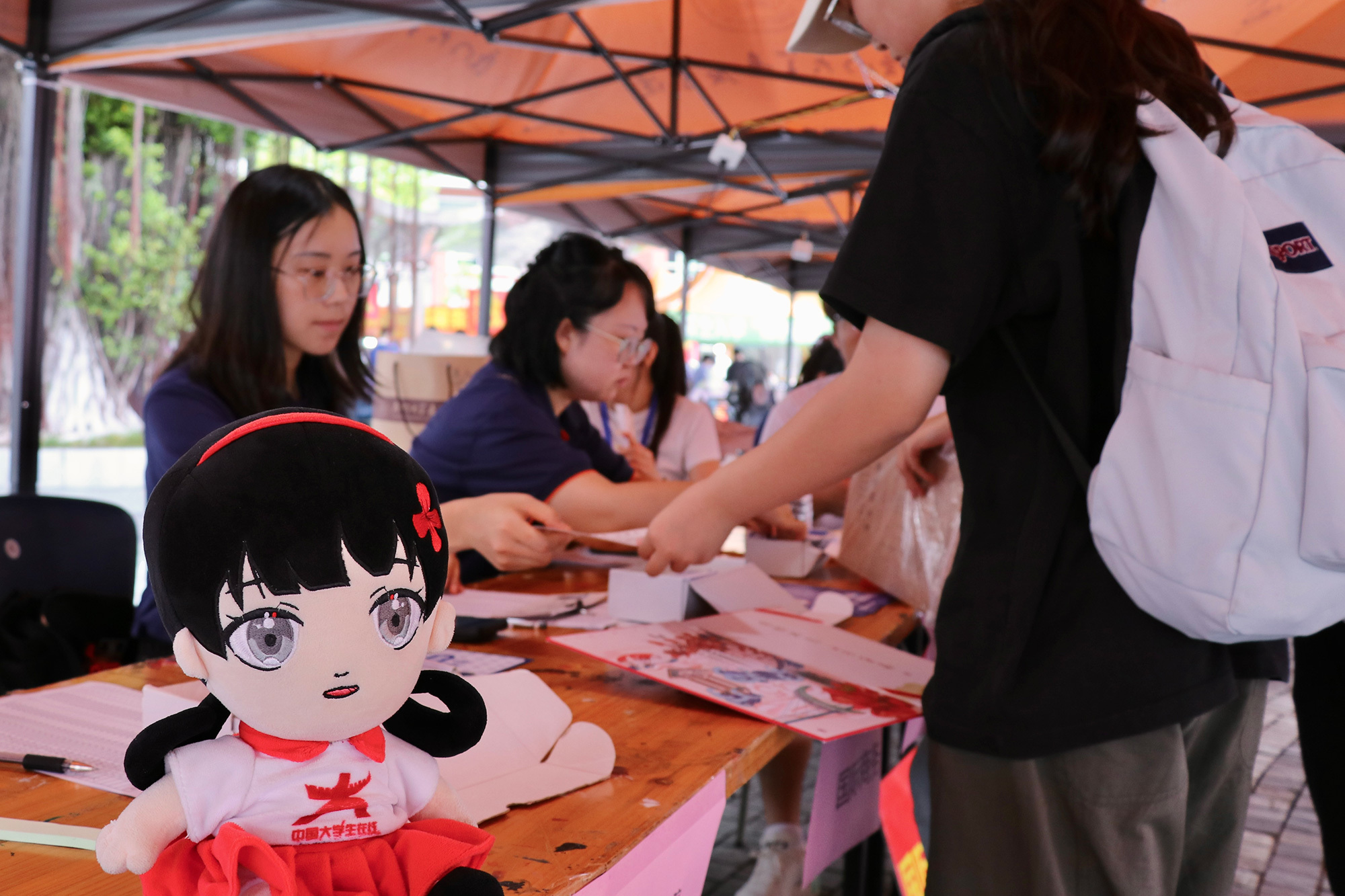 小中在注册点（摄影：吕思甜）.jpg
