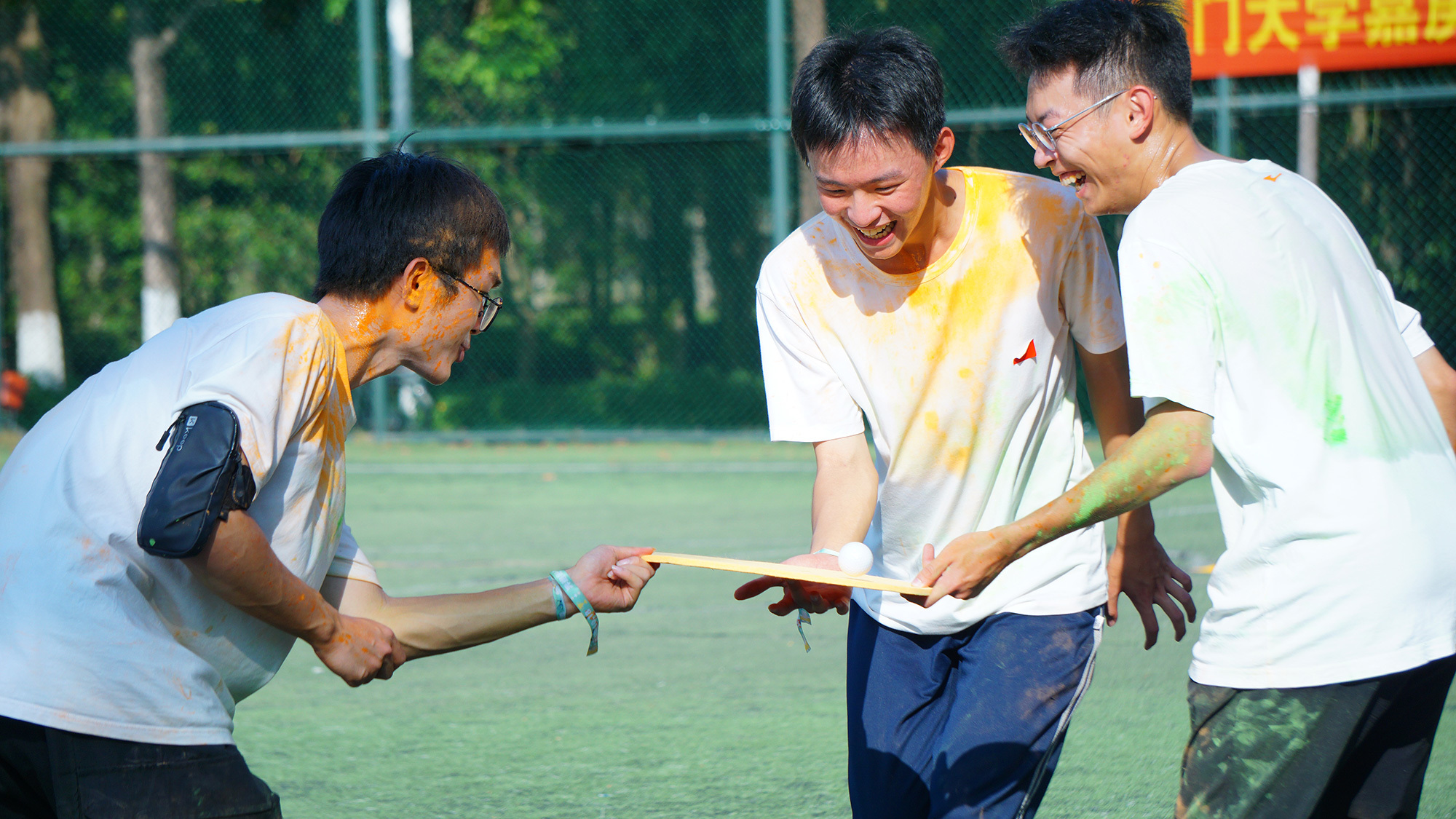 游戏打卡点“星火相承”。筷子传乒乓,跨栏接力行。(摄影:吴雨仙).jpg 游戏打卡点“星火相承”。筷子传乒乓,跨栏接力行。(摄影:吴雨仙).jpg