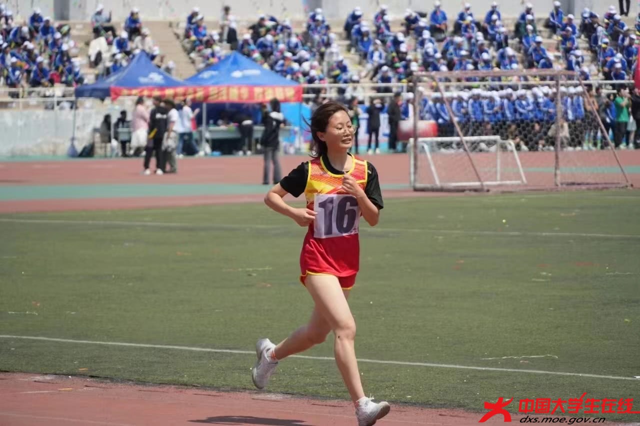 奔跑的女生 王占奥摄.jpg 奔跑的女生 王占奥摄.jpg