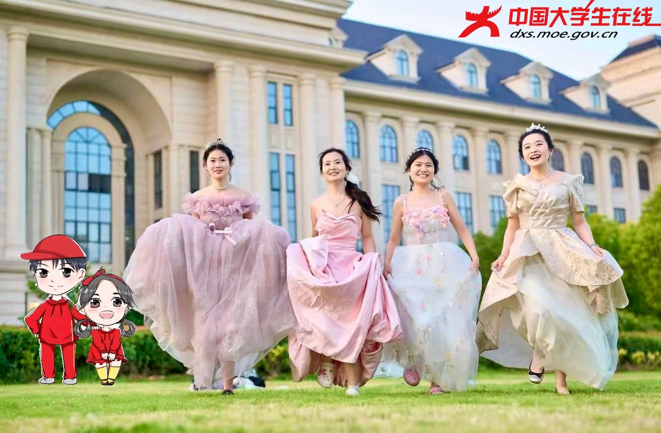 毕业生穿礼服草坪打卡 来源：崔俞
