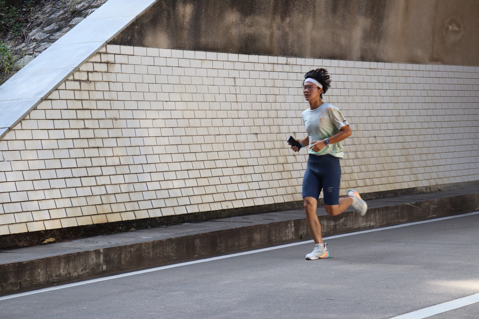 丈量校园热土。(摄影:韩晓荧).jpg 丈量校园热土。(摄影:韩晓荧).jpg