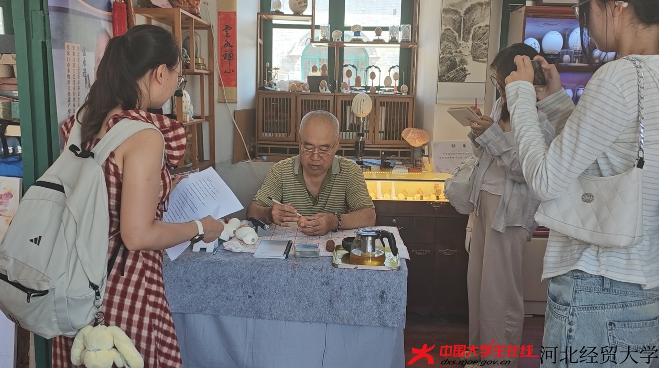 小队探访张氏蛋雕.JPG