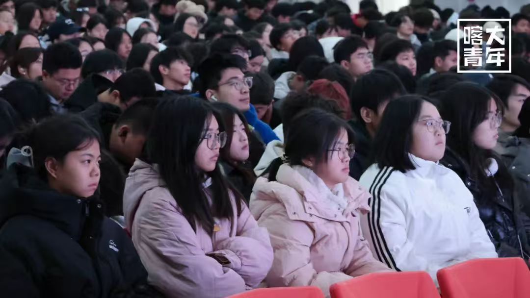 图为同学们认真聆听优秀朋辈榜样的精彩演讲。国林航 供图