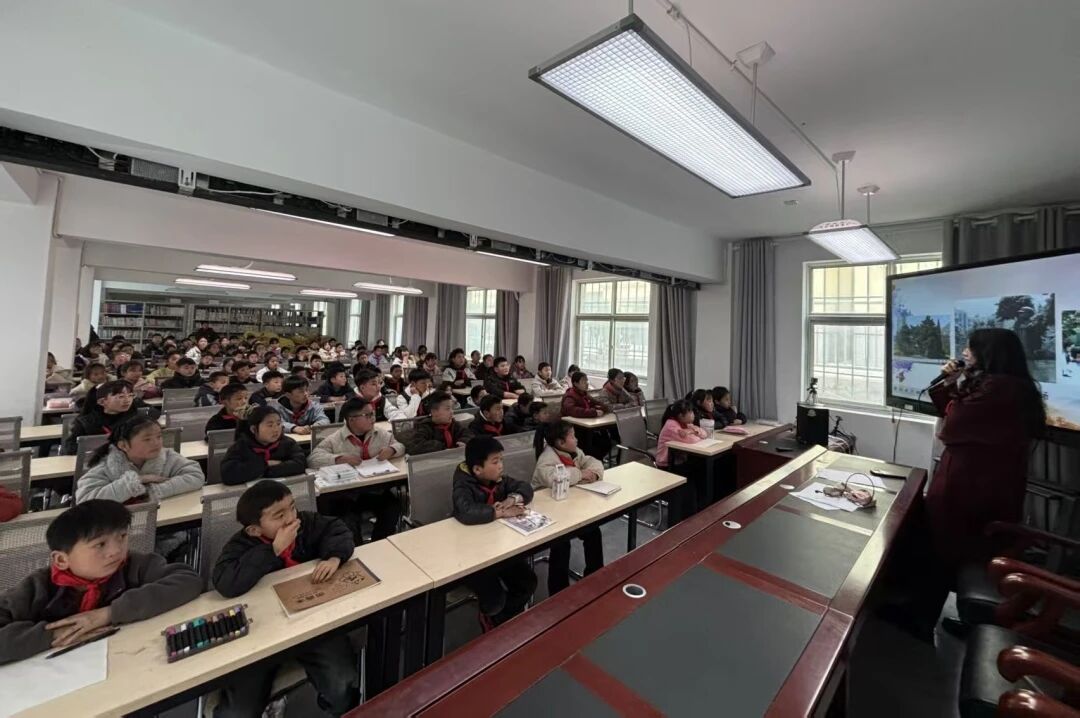 图为李思锐为孩子们授课 图源：青年志愿者指导中心.jpg