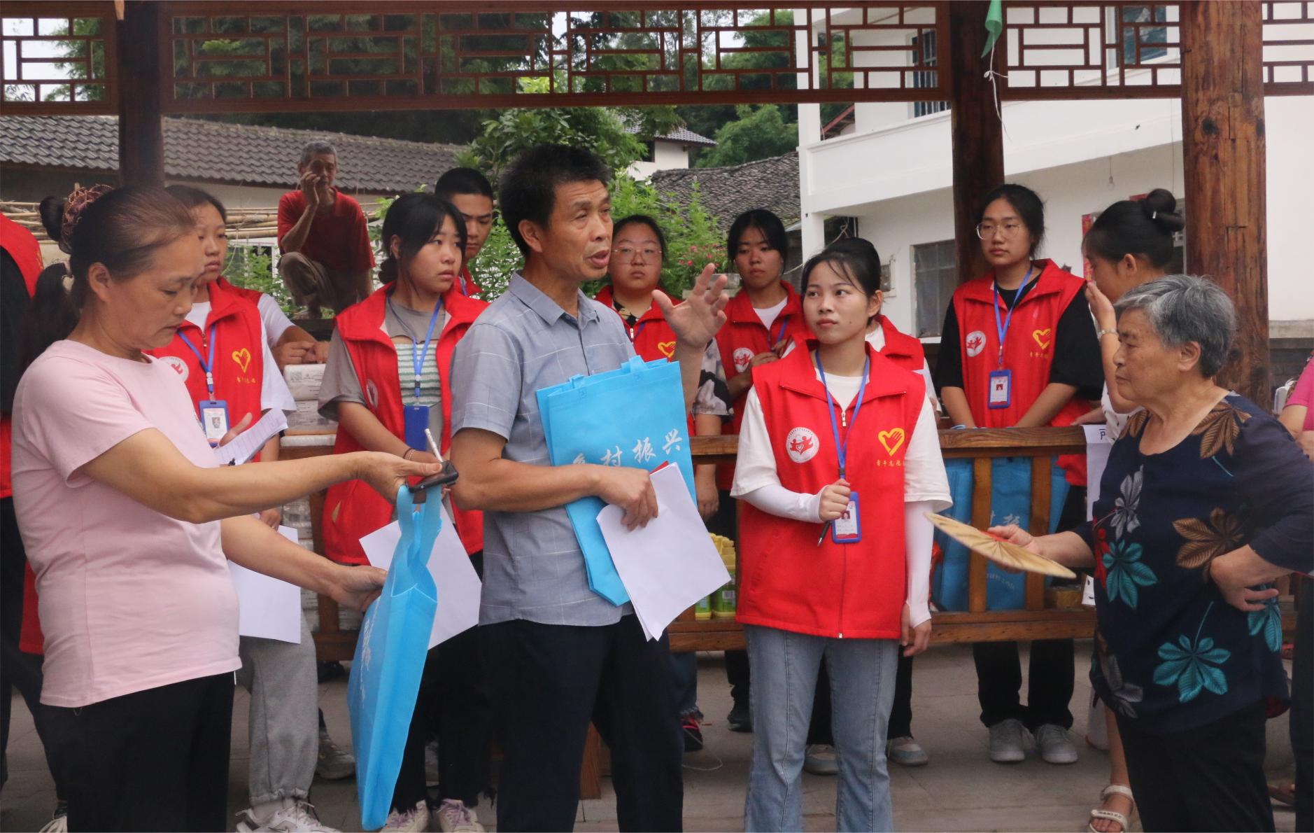 图5:钱文书记向村民宣传乡村治理积分制.JPG 图5:钱文书记向村民宣传乡村治理积分制.JPG