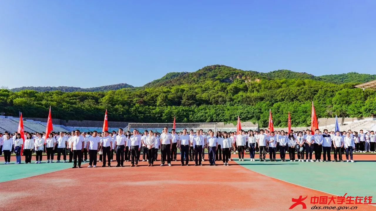 庄重升旗 邵存阳摄.jpg