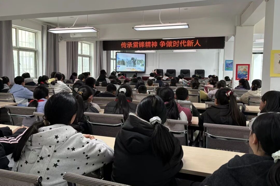 图为孩子们上思政课 图源：青年志愿者指导中心.jpg