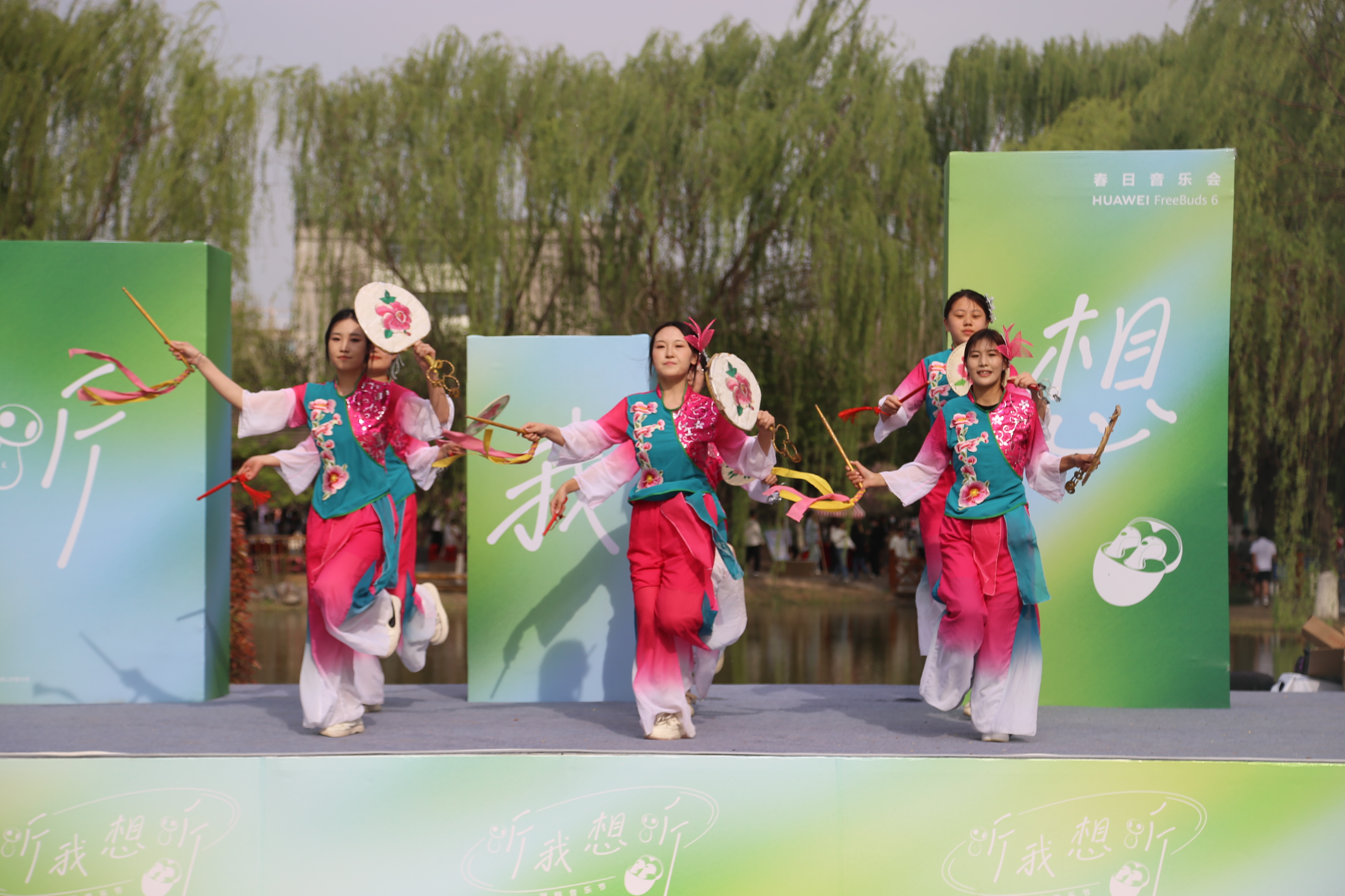 抚宁太平鼓在整个冀东地区传统民间舞蹈中占有十分重要地位。因鼓的形状像葵扇，故又称“扇鼓”，流传在抚宁县的太平鼓因冠以地名而得名。