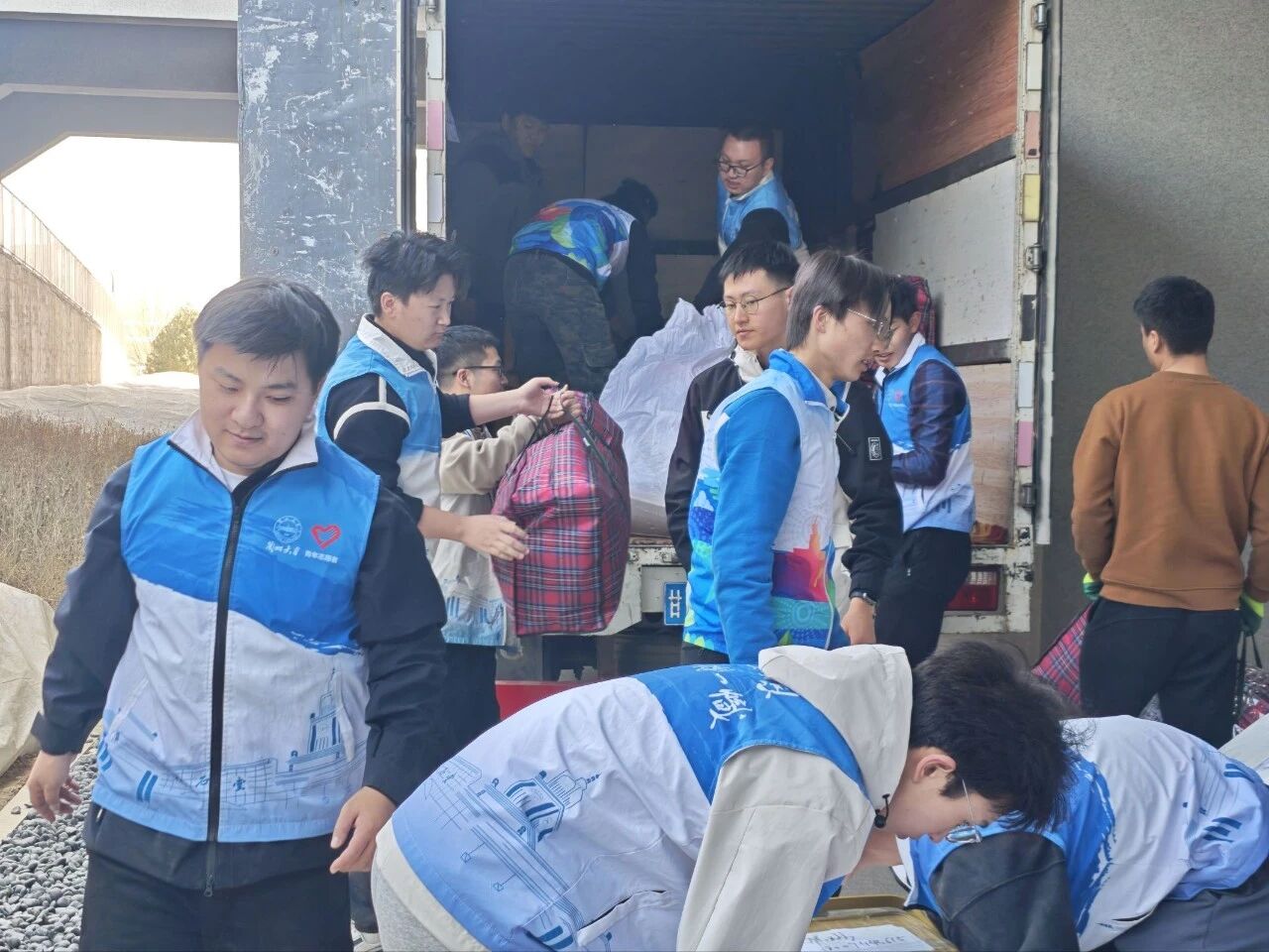 图为青年志愿者集中搬运行李 图源：青年志愿者指导中心.jpg