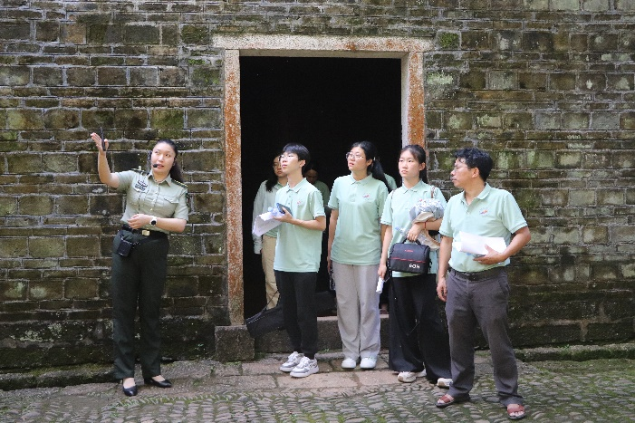 讲解员宁宁在联奎书院进行讲解.png 讲解员宁宁在联奎书院进行讲解.png