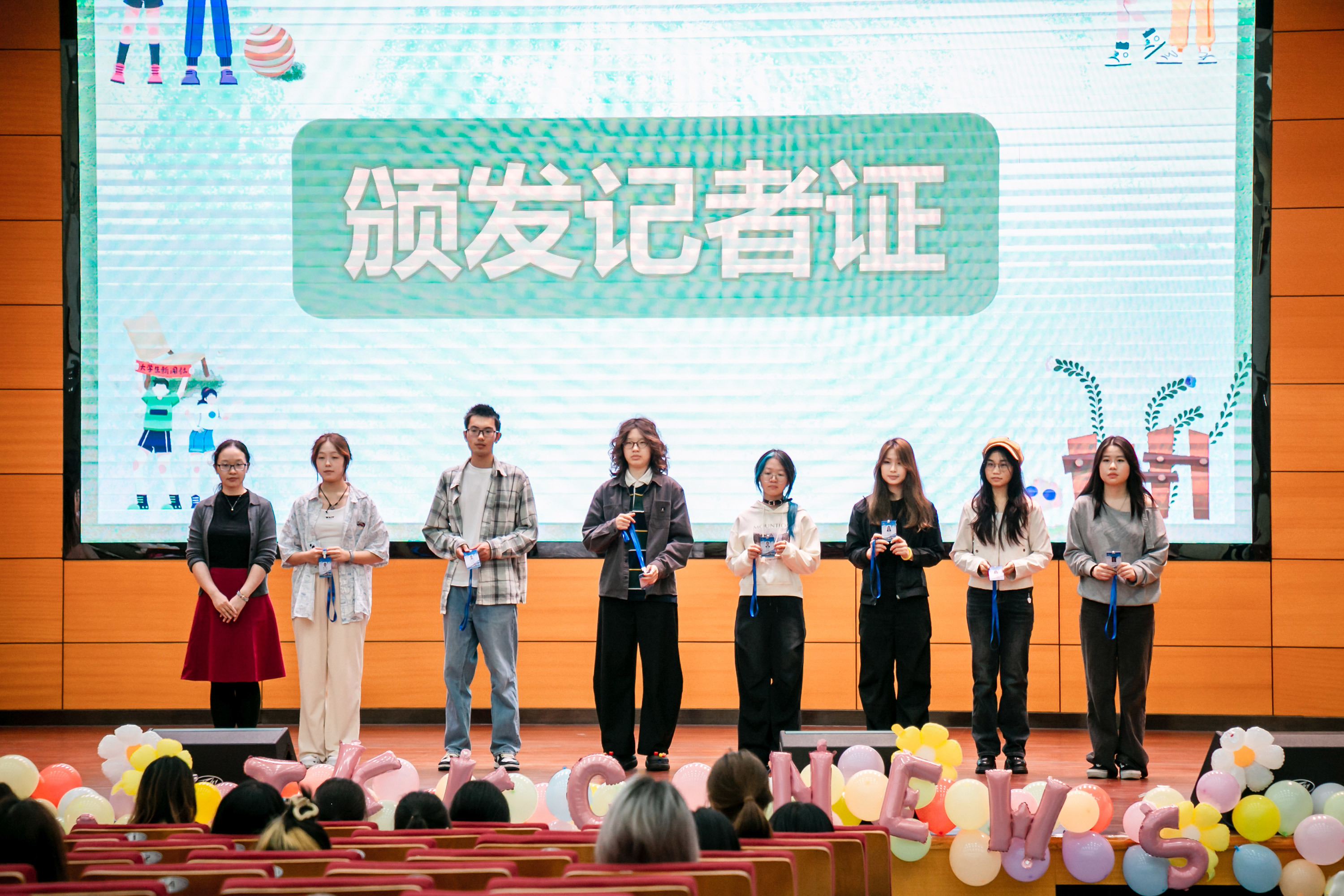 指導(dǎo)老師為各部門新部員代表頒發(fā)記者證（攝影：朱鮮艷）.jpg
