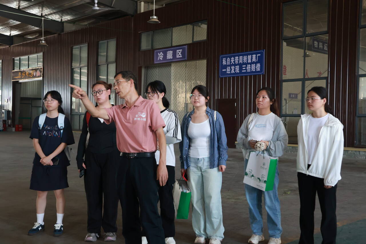 王咏兵向实践团成员讲解销售流程 翟紫涵摄.jpg