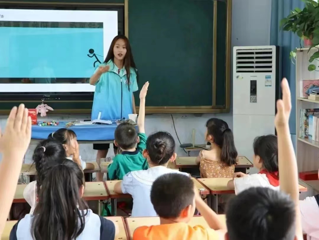 我们走进社区，走上讲台，在奉献中收获快乐。（安阳师范学院 马梦媛拍摄 ）