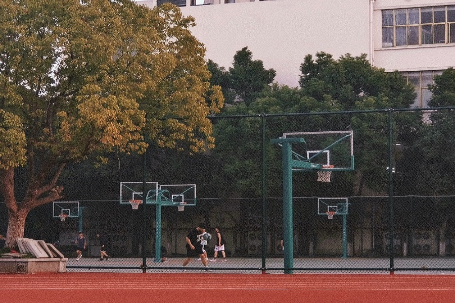 4.在篮球场上运动的学生（安徽师范大学 张梦宇 提供）