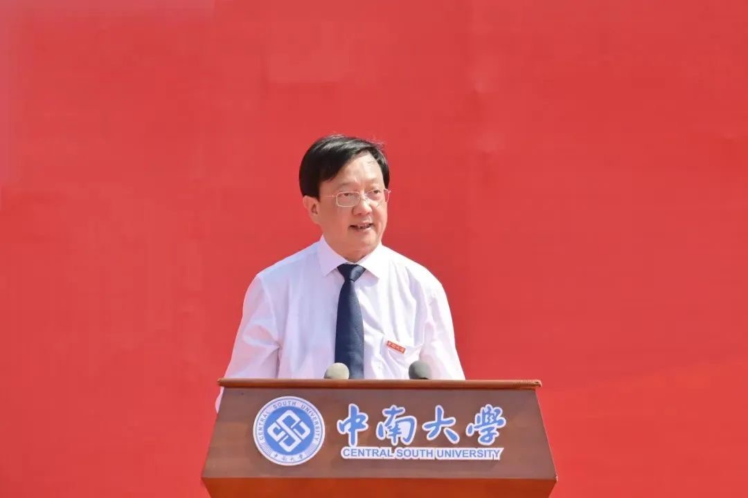 校友代表，中国黄金集团有限公司党委书记、董事长卢进向学弟学妹们分享了母校教会自己的三样东西：远大的理想、坚持的毅力和突破自我的勇敢。