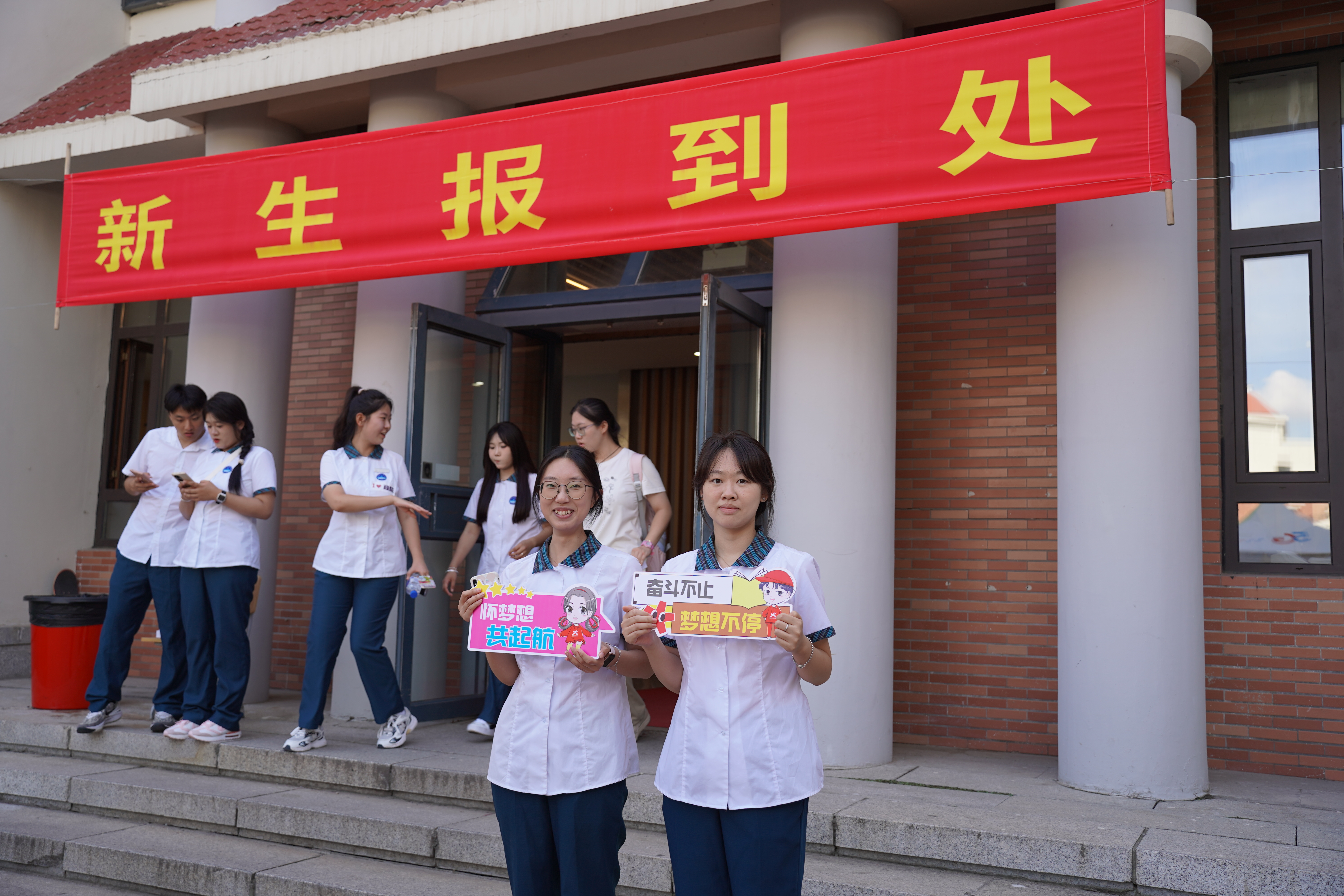 在校园“新生报到处”前