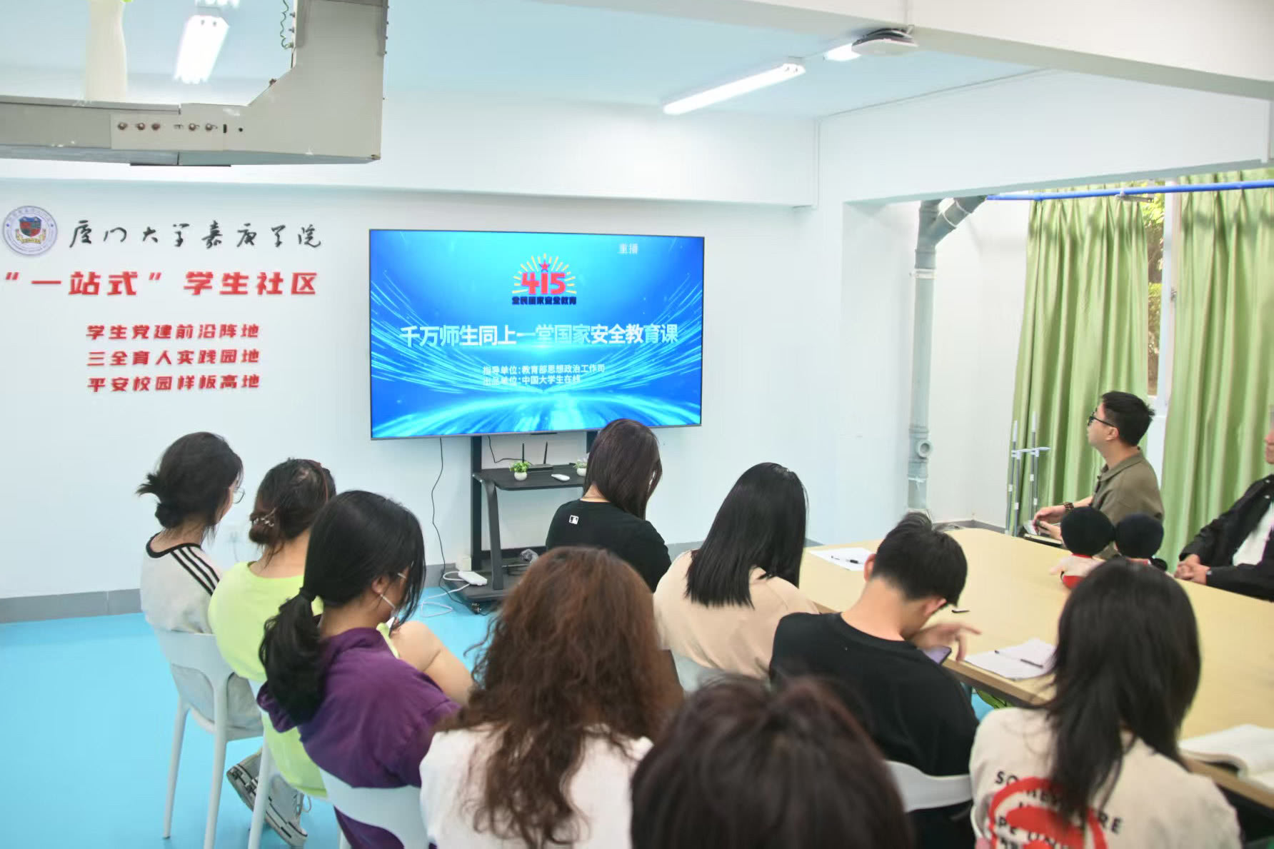 千万师生同上一堂国家安全教育课(摄影:张桠鑫)a.jpg 千万师生同上一堂国家安全教育课(摄影:张桠鑫)a.jpg