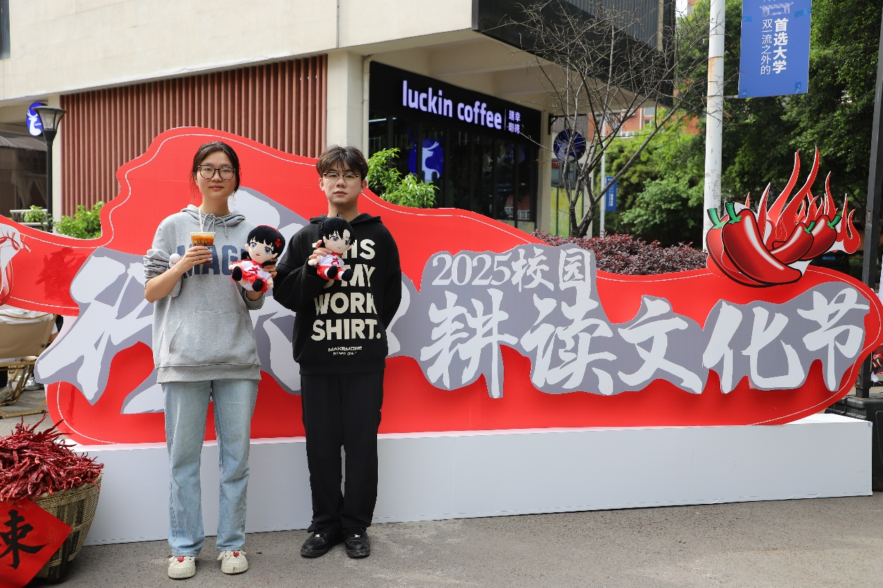 今天是世界读书日，重庆移通学院以开展耕读文化节来诠释读书日不仅仅只是走进书本，也是把知识带出来。