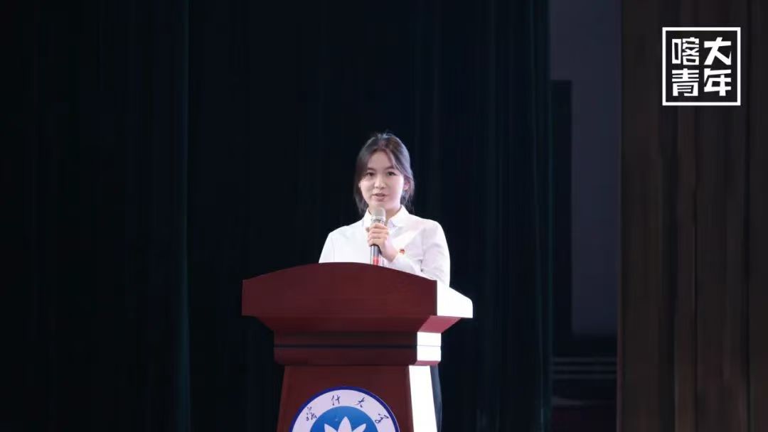 图为“五个人人标兵”阿依库提·亚生展示自己丰富多彩的课余生活。毕家悦 供图