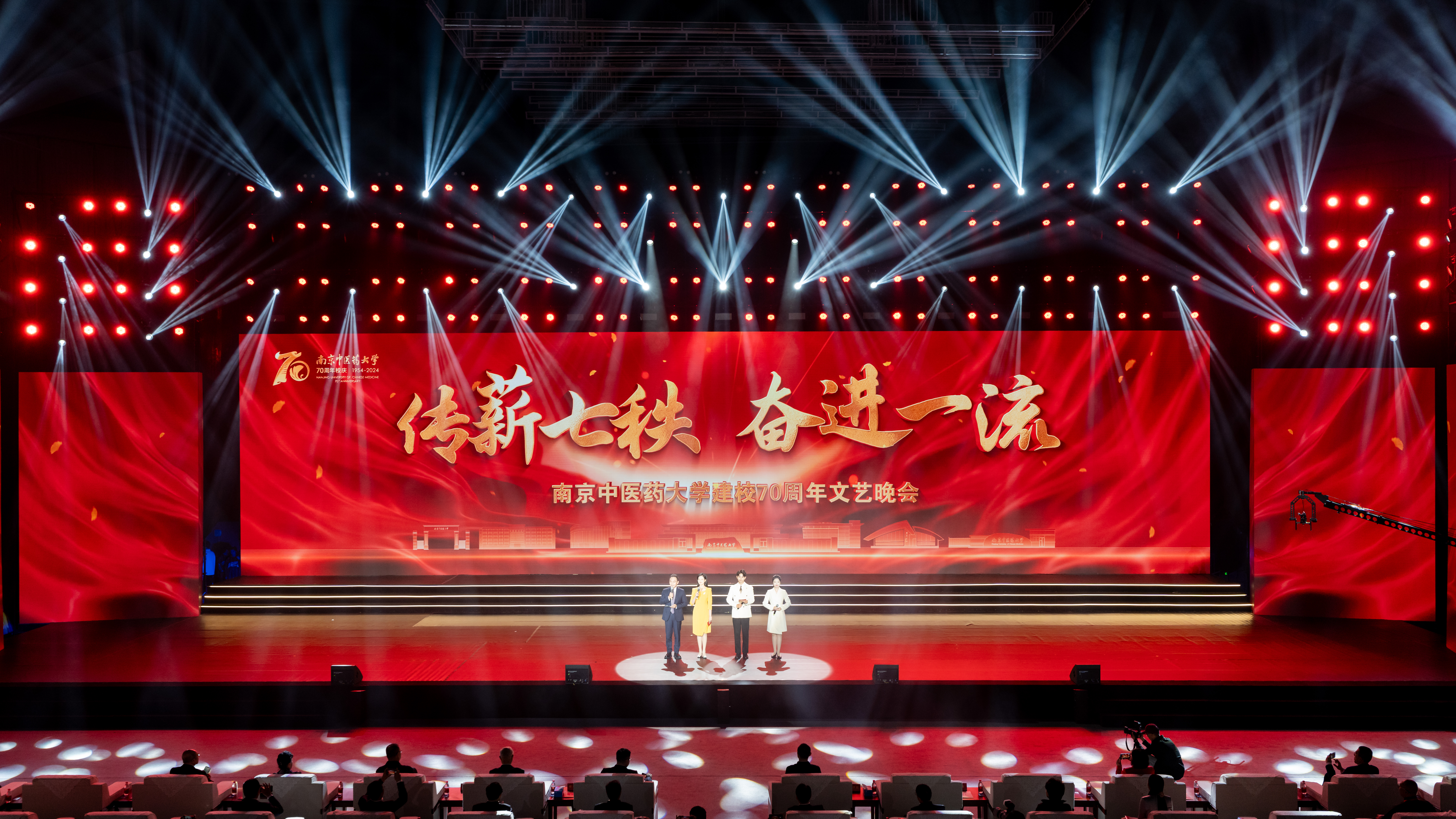 1.文艺晚会现场.jpg 1.文艺晚会现场.jpg