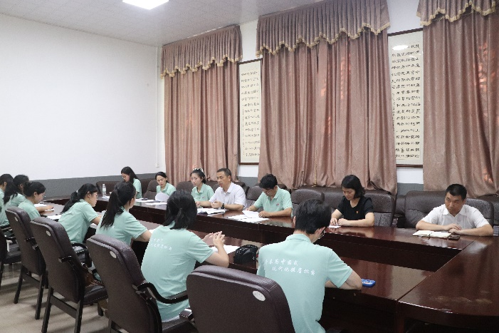 李馆长与实践队员正开展座谈会.png 李馆长与实践队员正开展座谈会.png