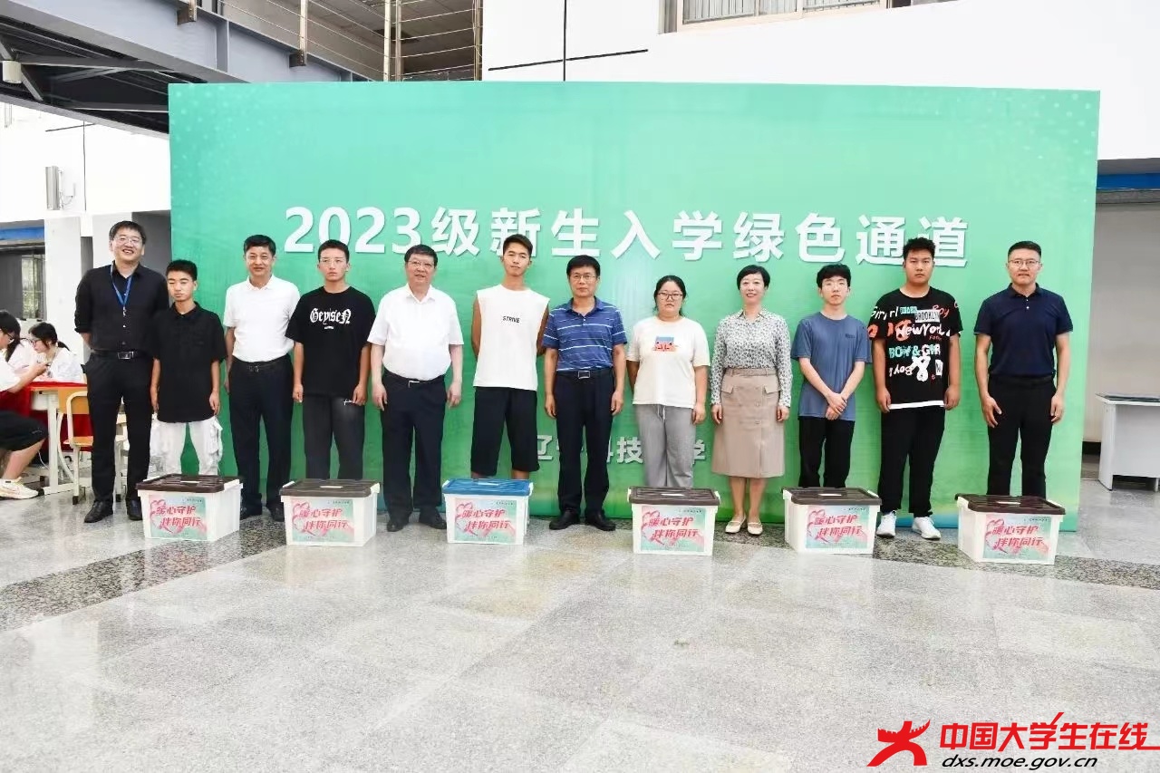 家长同学与领导合照.jpg 家长同学与领导合照.jpg