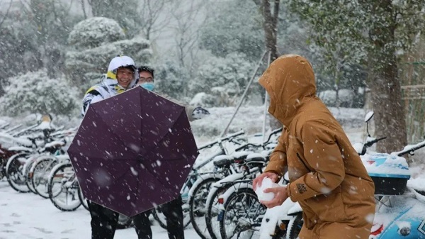 下雪了，就要开开心心的堆雪人；
和小伙伴们打雪仗；
这大概是冬天最温暖的事情了～
