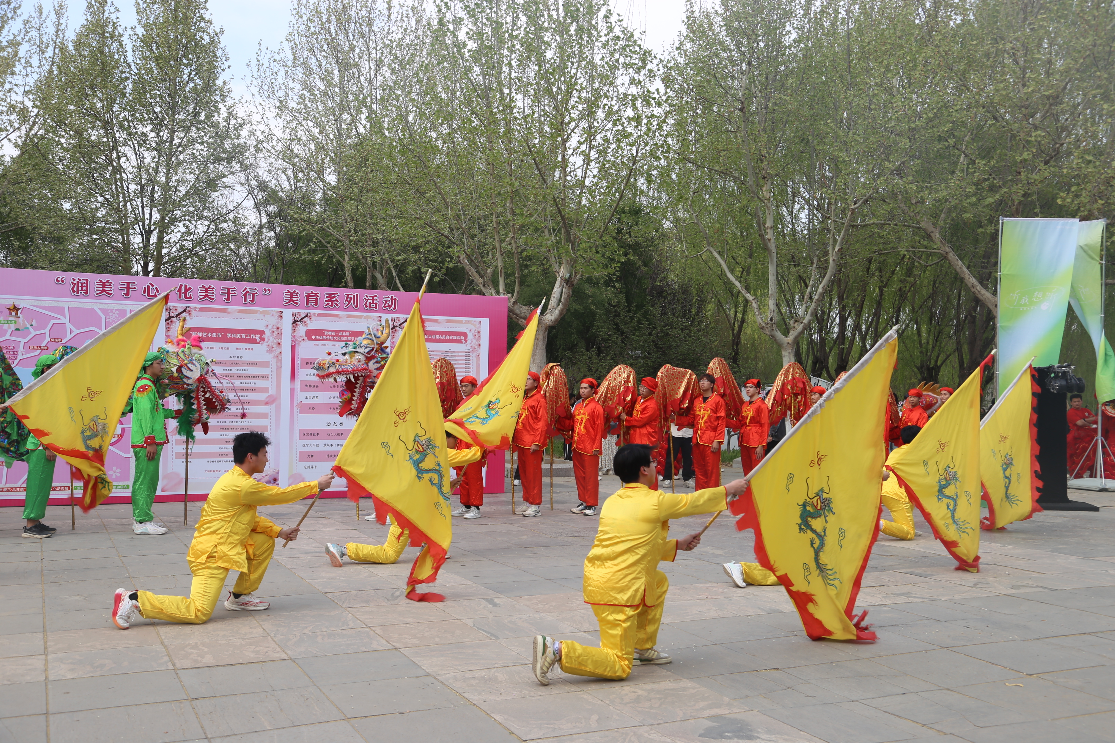 龙舞，也称“舞龙”，是中国传统民间舞蹈之一，相传是承继殷周“祭天”的遗风。逢有大节日、大庆典及出会巡游等，必有龙舞助庆。