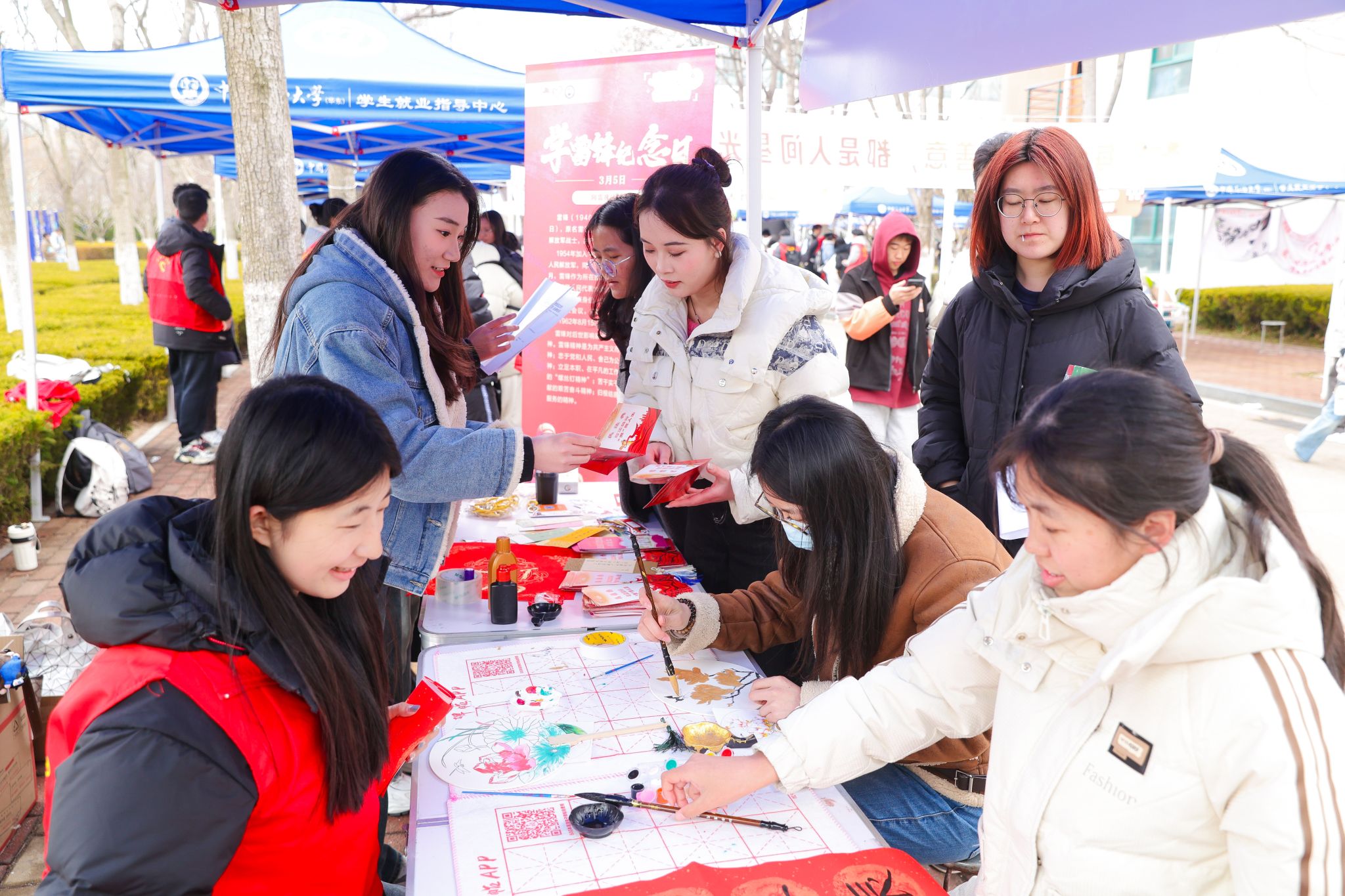 学生参加“有爱公益市集”活动.jpg 学生参加“有爱公益市集”活动.jpg