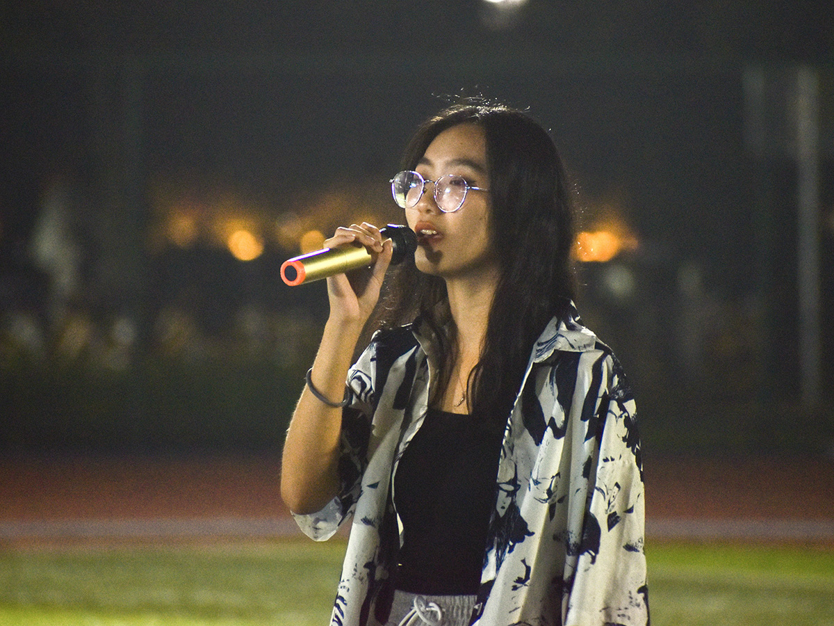 04高雨萱,赵小雨同学倾情演唱《后来,歌声舒扬,极具感染力.