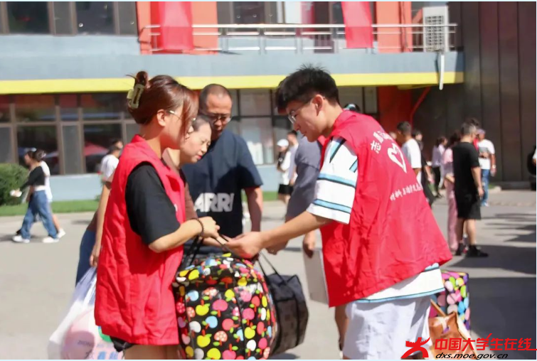 志愿者们帮助同学拿行李.png 志愿者们帮助同学拿行李.png