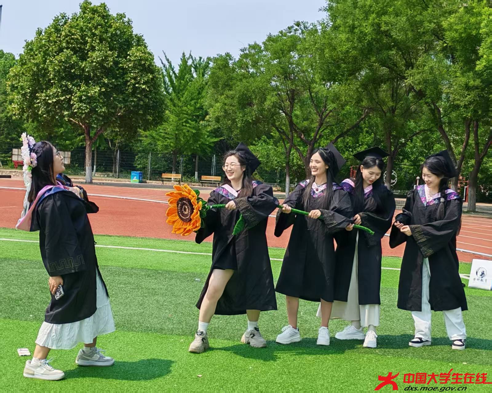 校园的记忆是璀璨星光，照亮你未来的路，愿你在毕业的新起点，向着梦想全速启航（唐山师范学院高伊琳提供）