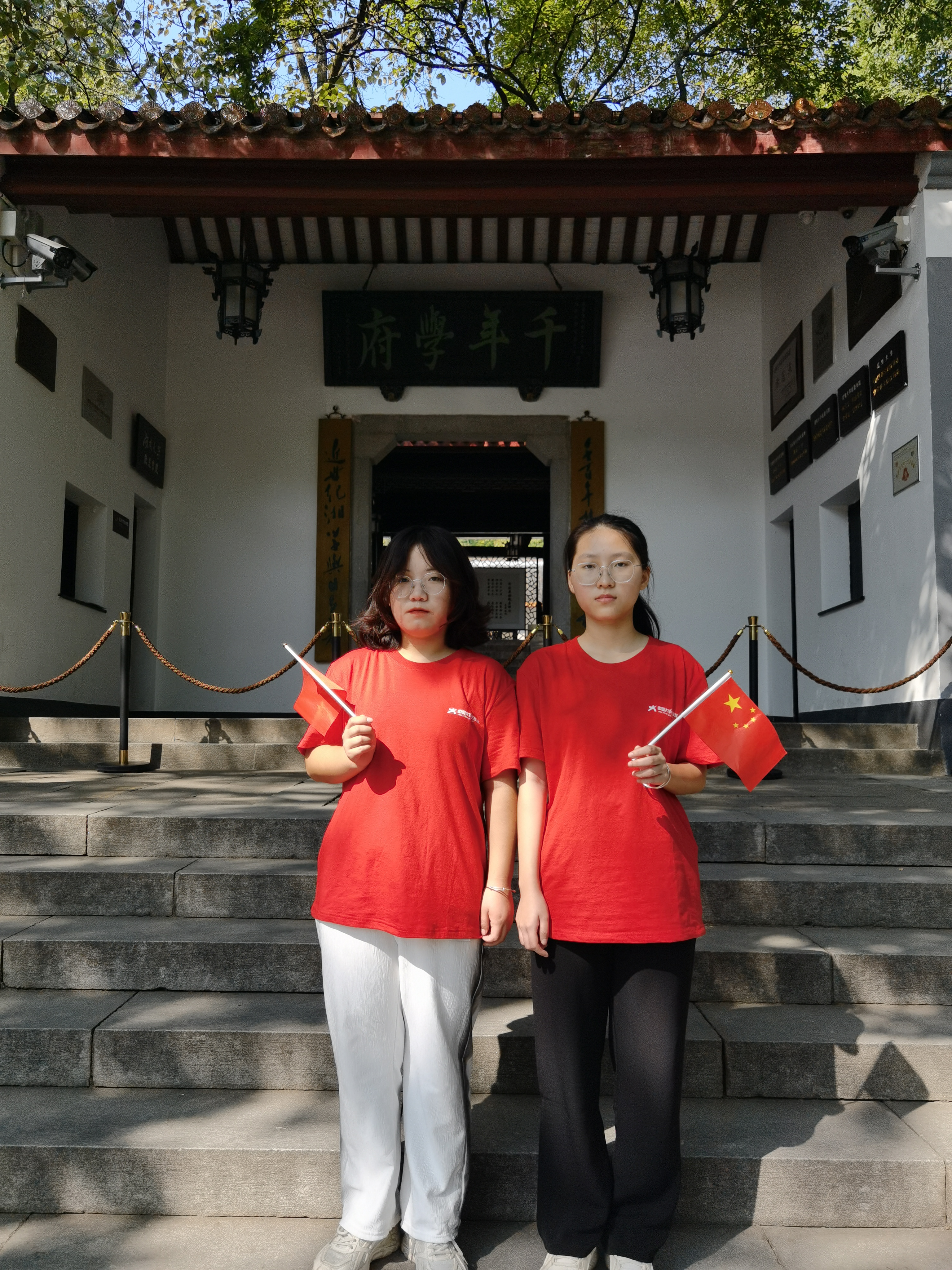 鲍思含（左）法学院2022级本科生，校网通站通讯员；
谢诗妮（右）机器人学院2022级本科生，校网通站通讯员