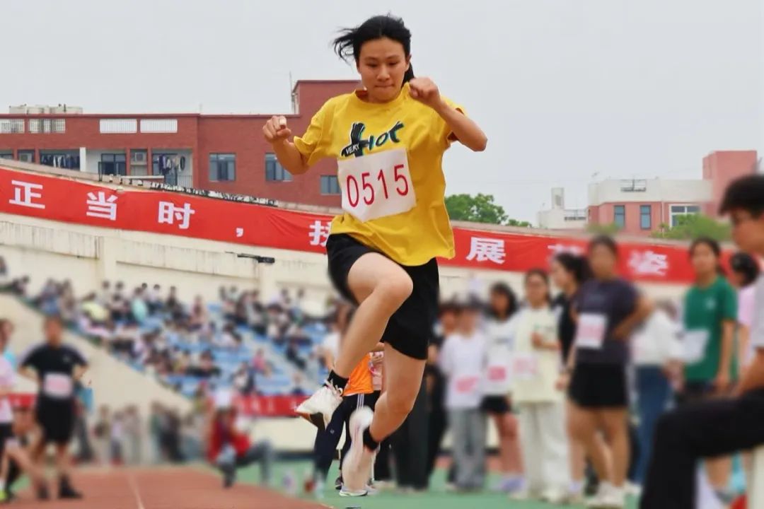 校运会精彩瞬间  图片来源郑州大学