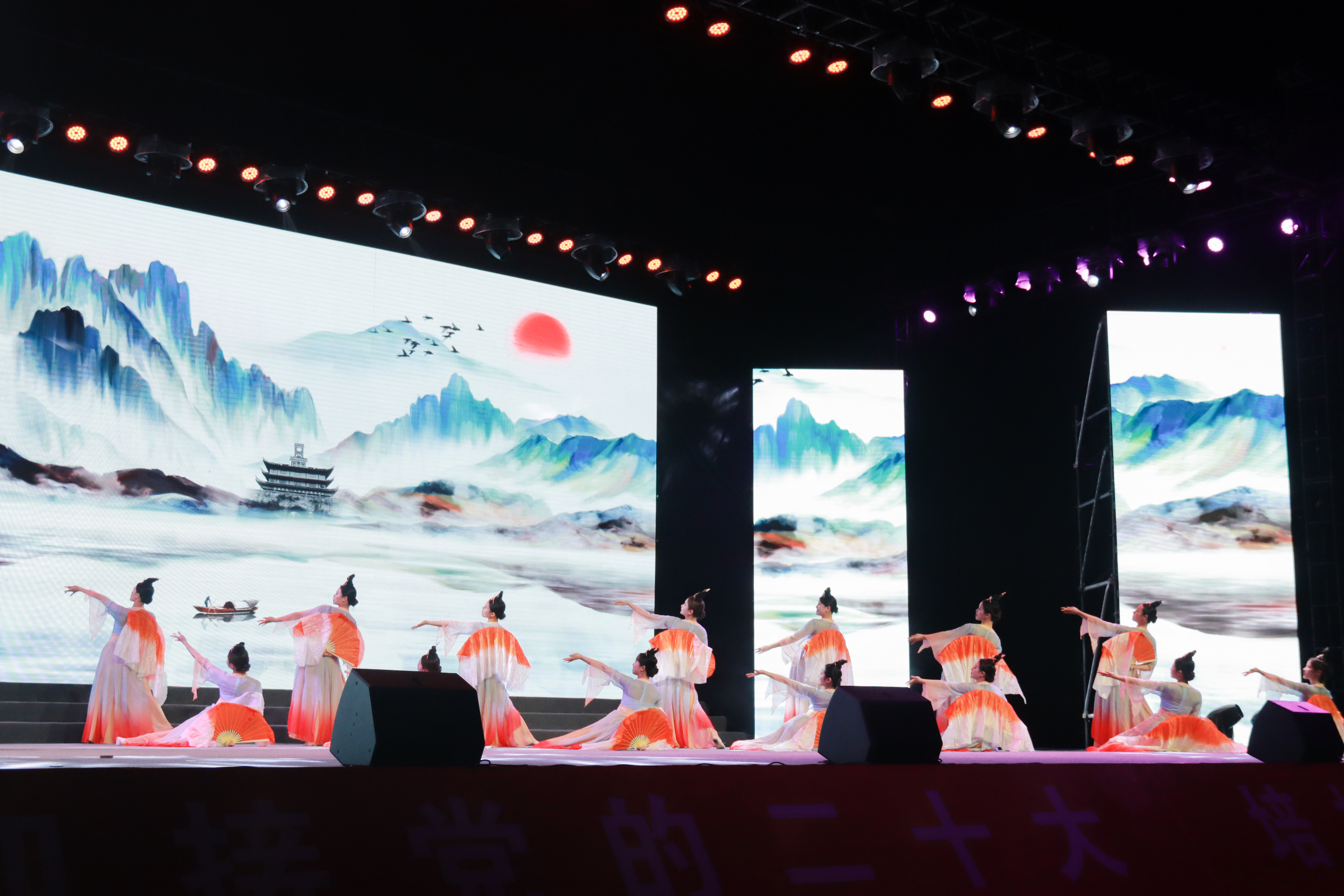 05在由附属第一医院带来的《万疆》舞台上，表演者们在水墨山水前高低错落，执扇而舞。（胡颖琦/摄）
