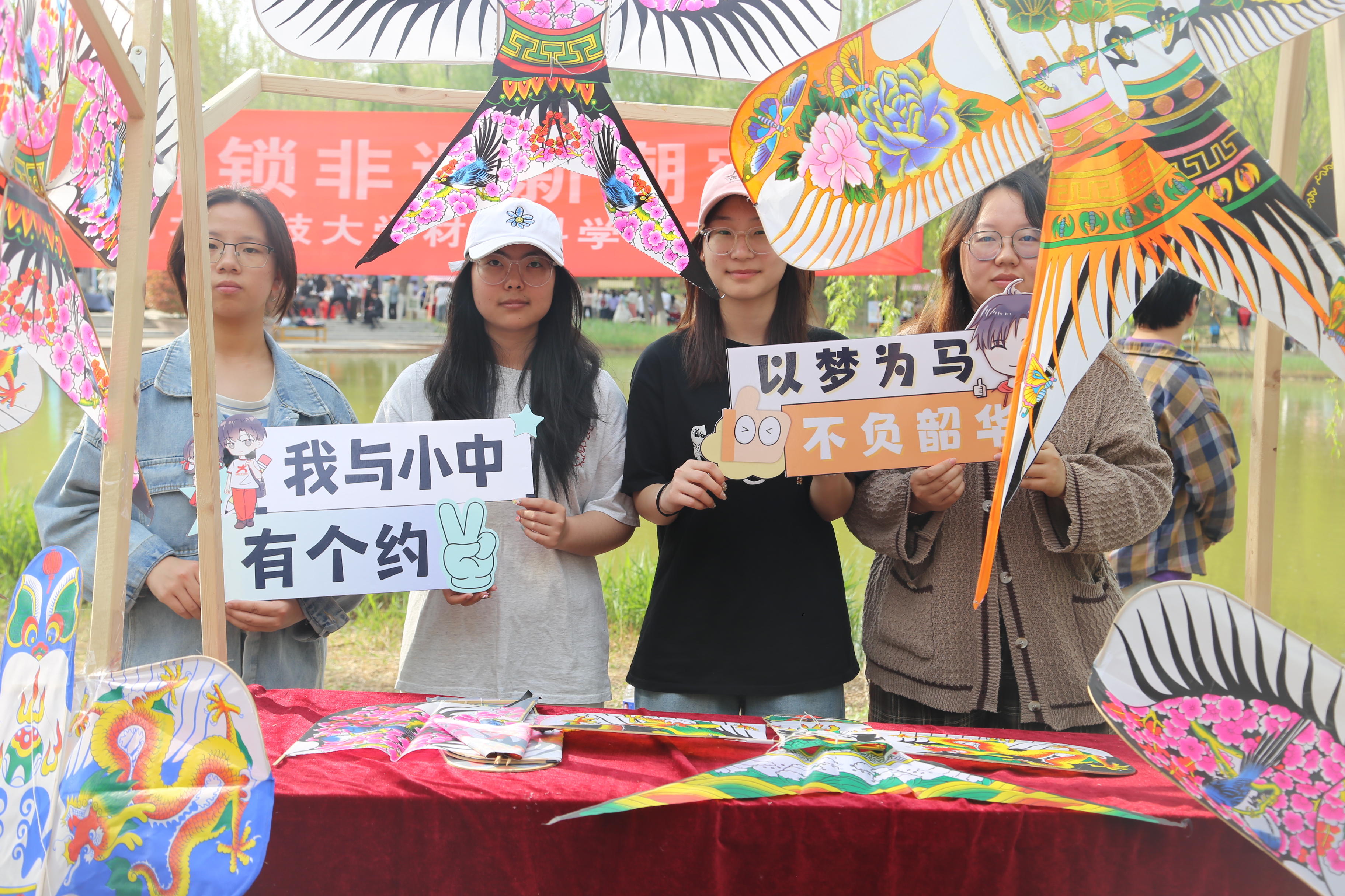 潍坊风筝种类丰富，题材非常广泛，其扎制博采众家之长，具有浓郁的地方生活气息和气韵。潍坊风筝的源头可以追溯到鲁国大思想家墨翟制作第一只“木鸢”