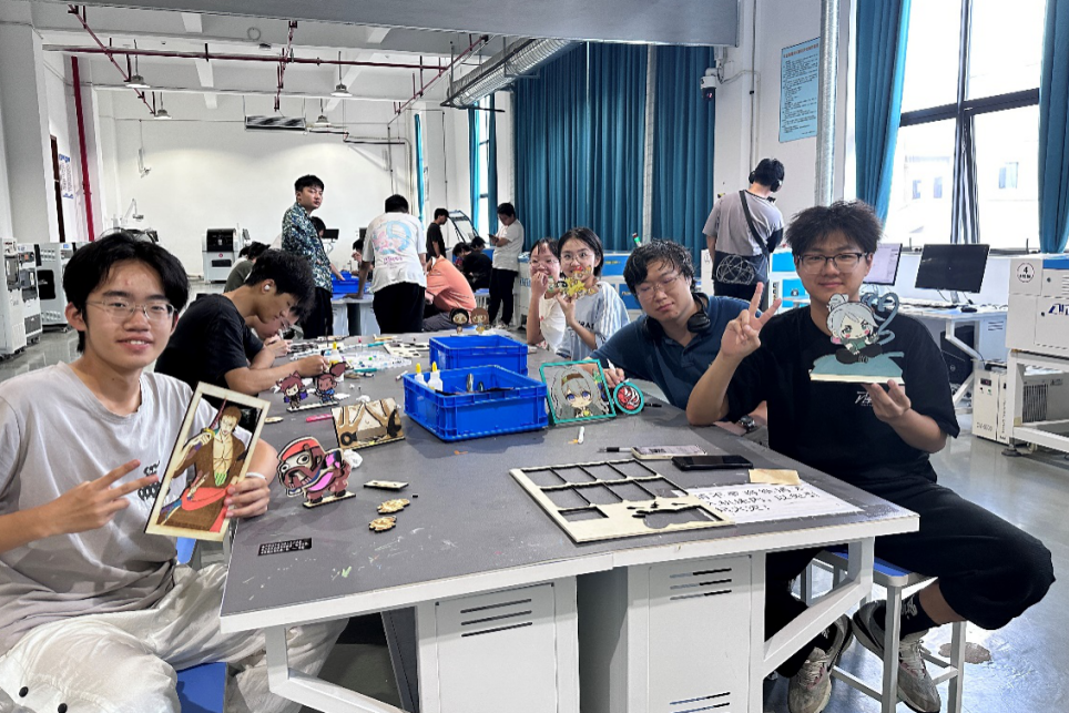 从传统制造到智能制造，从3D打印到机器人创新，近距离感受工程实践的乐趣，点燃科技创新的火花。